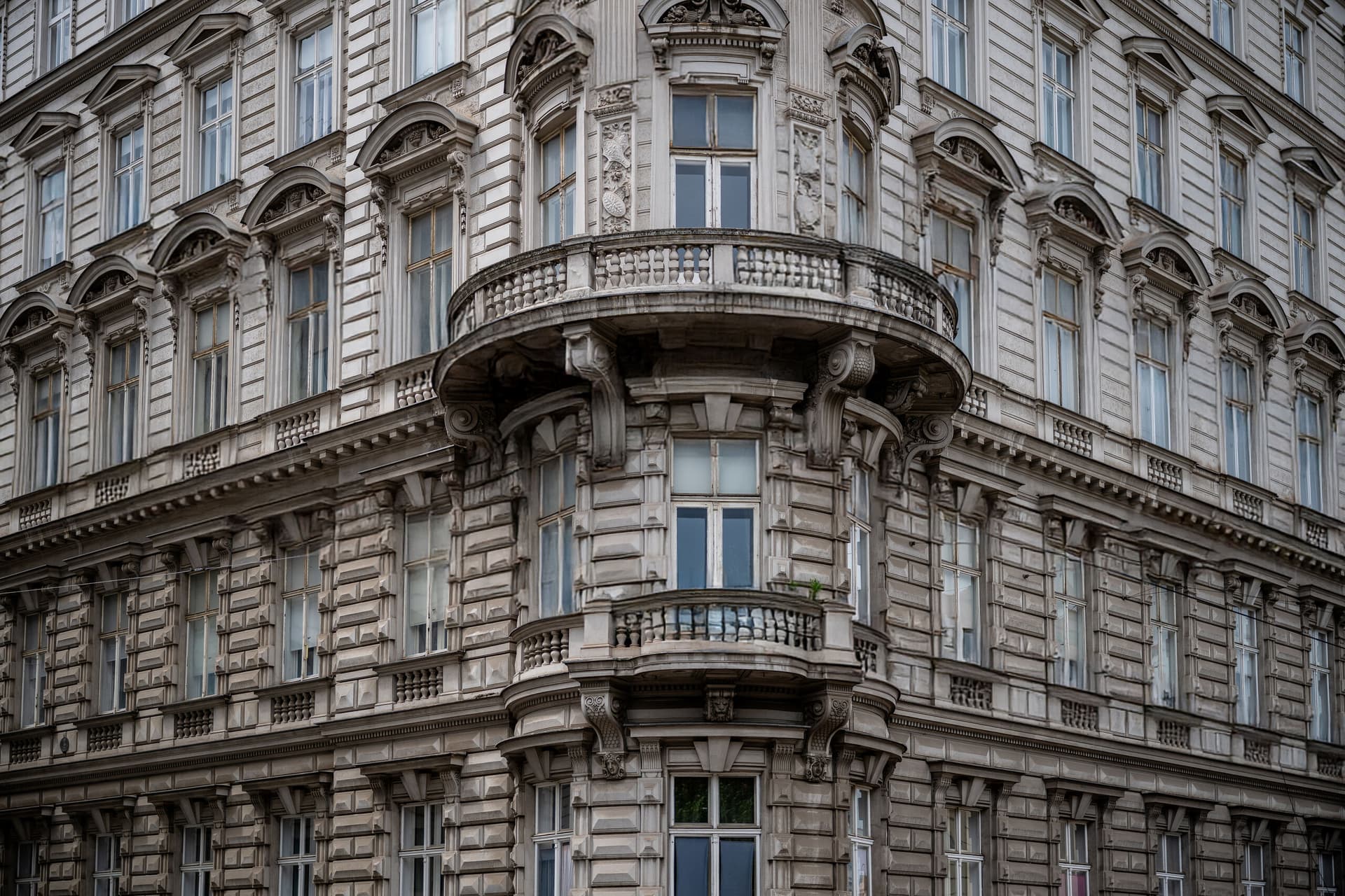 Eckansicht eines Wiener Gründerzeit-Eckhauses mit Erkern und Balkonen — repräsentativer Bestandsbau, für den nach §128a ein Bauwerksbuch zu führen ist.
